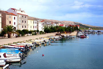 Městská promenáda v Pagu, ostrov Pag, Chorvatsko