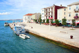 Městská promenáda v Pagu, ostrov Pag, Chorvatsko