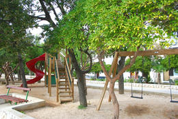 Dětské hřiště ve městě Pag, ostrov Pag, Chorvatsko