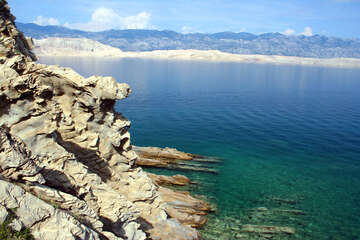 Pobřeží v letovisku Pag-Bošana, ostrov Pag, Chorvatsko