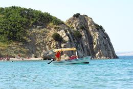 Koupání v letovisku Pag-Bošana, ostrov Pag, Chorvatsko