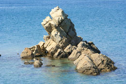 Pobřeží v letovisku Pag-Bošana, ostrov Pag, Chorvatsko