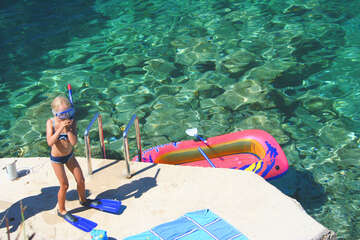 Potočnica - betonové plácky ke slunění, ostrov Pag, Chorvatsko