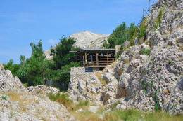 Restaurace u pláže Ručica, ostrov Pag, Chorvatsko