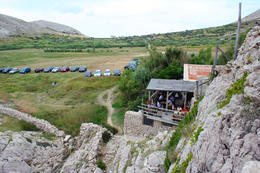 Restaurace u pláže Ručica, ostrov Pag, Chorvatsko