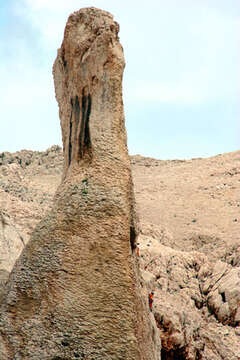 Horolezci ve skalách v kaňonu Ručica, ostrov Pag, Chorvatsko