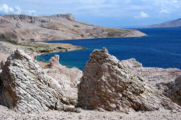 Skály u pláže Ručica, ostrov Pag, Chorvatsko