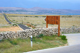 Písčitooblázková pláž Čista plaža - příjezd, ostrov Pag, Chorvatsko