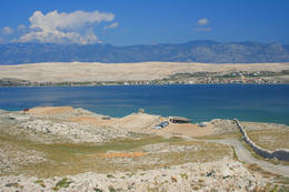 Písčitooblázková pláž Čista plaža, ostrov Pag, Chorvatsko