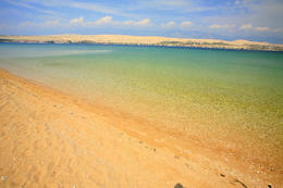 Písčitooblázková pláž Čista plaža, ostrov Pag, Chorvatsko