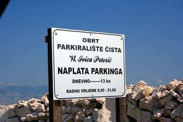 Písčitooblázková pláž Čista plaža, ostrov Pag, Chorvatsko