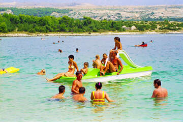 Pláž Zrče, Novalja, ostrov Pag, Chorvatsko